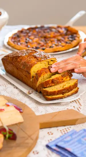 Mains découpant un cake salé