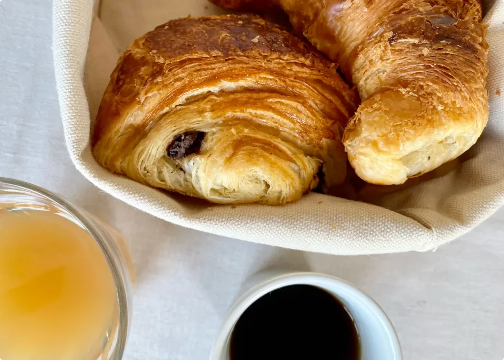 Petit pain, croissant et café