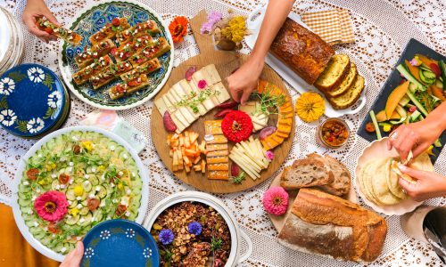 Buffet froid avec cake salé, plateau de fromages, mini tartines, crudités et pain