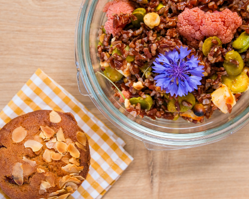 Salade composée et muffin aux amandes