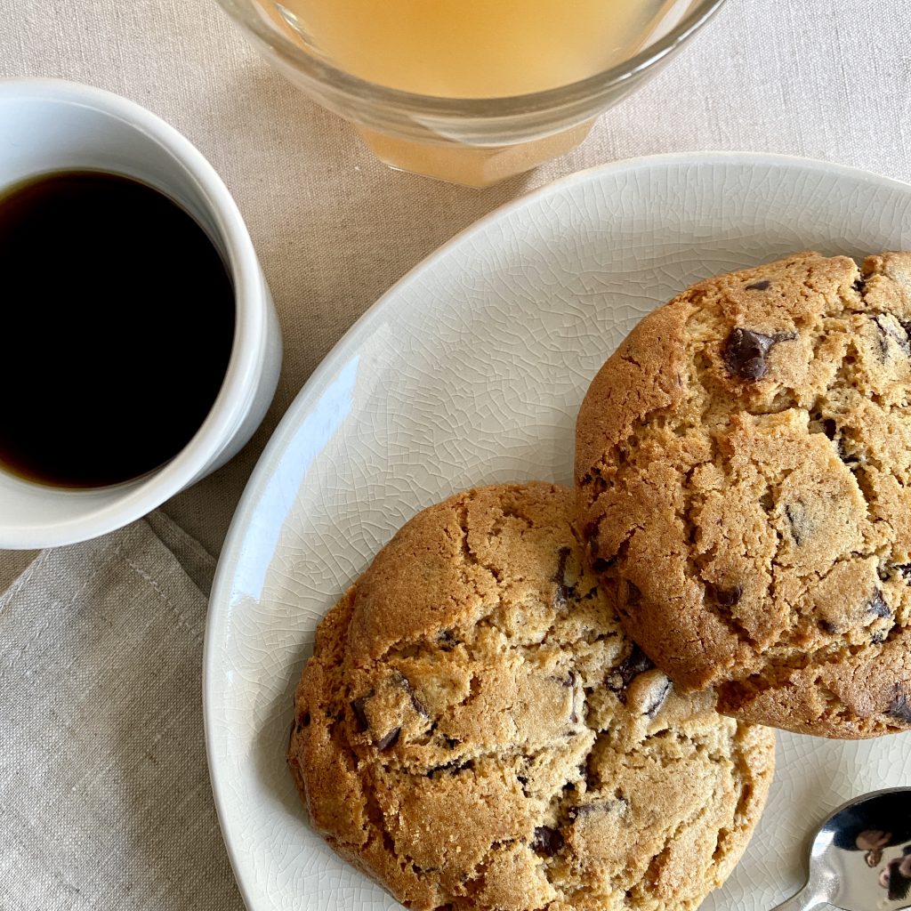 Pause sucrée avec boissons et cookie