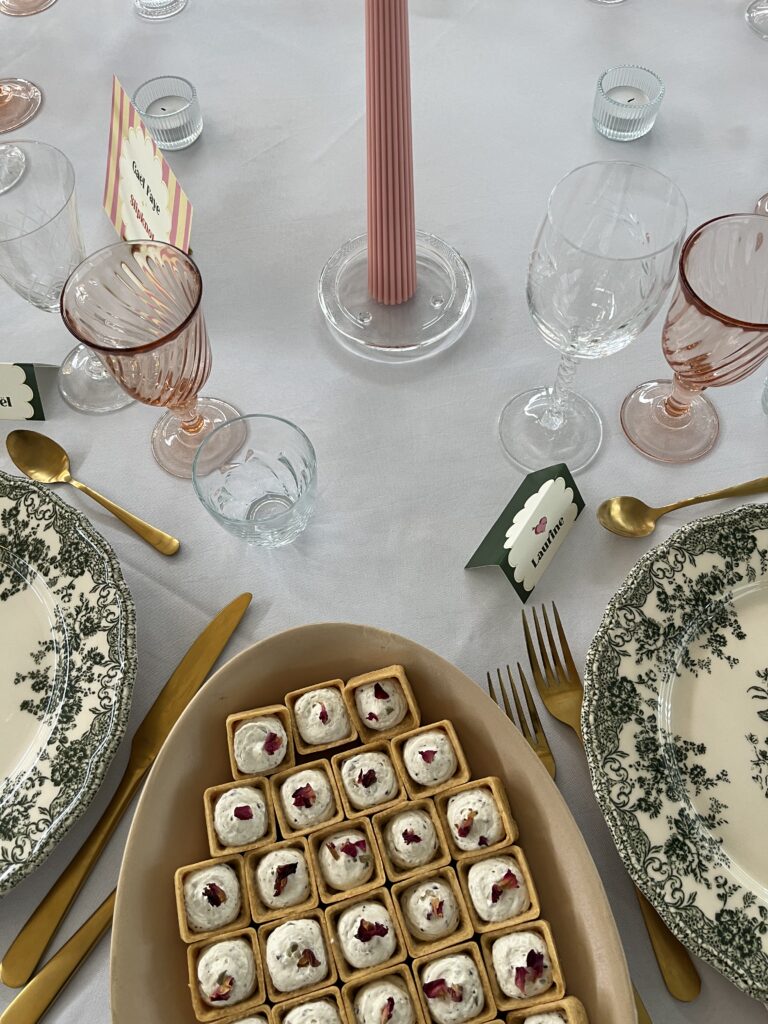 Table de mariage dressée avec de belles bouchées