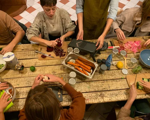 Des personnes en train de participer à un atelier culinaire