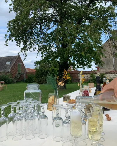 Main remplissant des verres sur un buffet extérieur