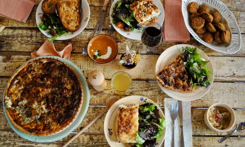 Buffet chaud avec des quiches, des pains toastés et des boissons