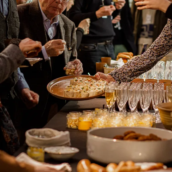 Buffet de fête à destination des entreprises avec wraps et flutes à champagne