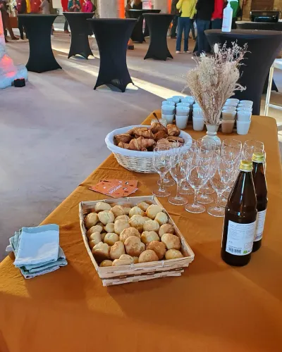 Un buffet de viennoiseries avec chouquettes, croissants et boissons