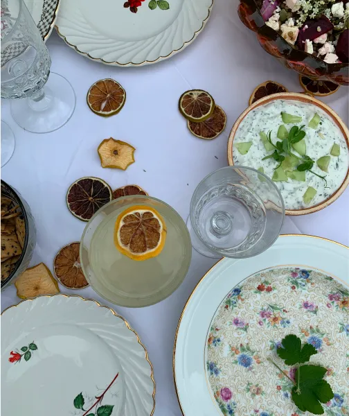 Table avec cocktail et agrumes séchés