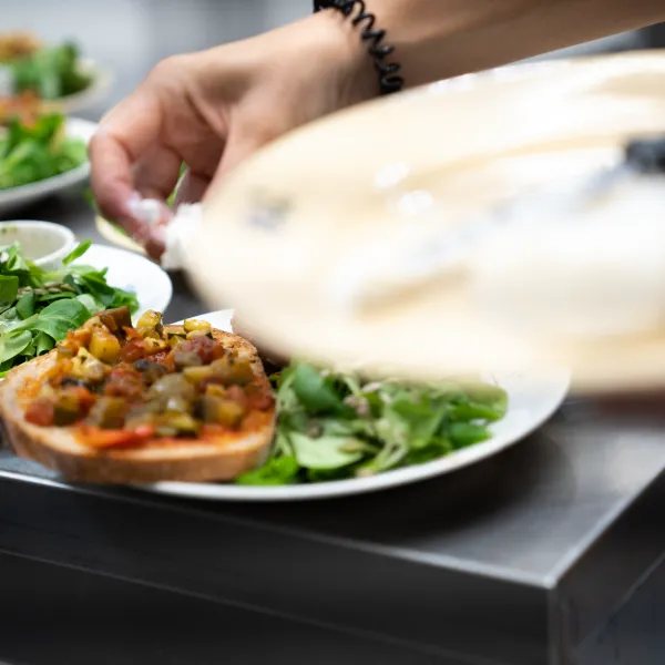 Dressage d'une tartine aux légumes