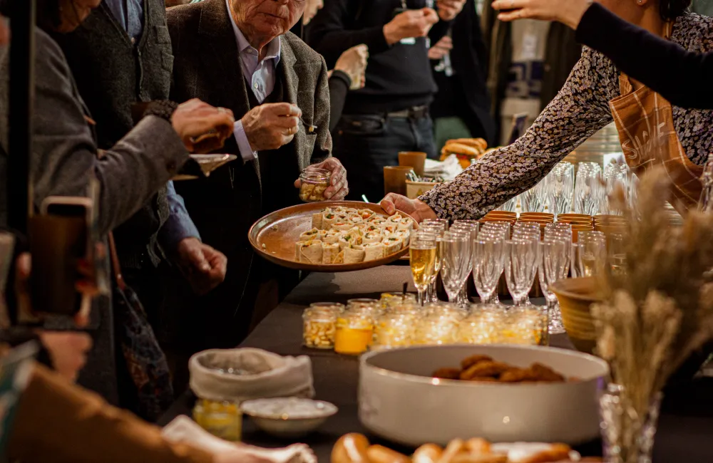 Buffet de fête à destination des entreprises avec wraps et flutes à champagne