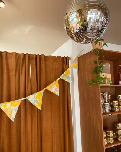 Décoration d'une pièce avec une guirlande et une boule à facettes