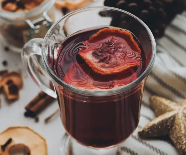 Verre de vin chaud avec orange