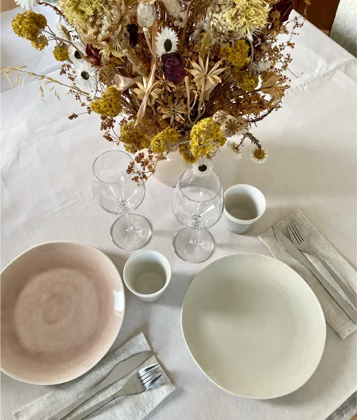 Table dressée avec des fleurs séchées