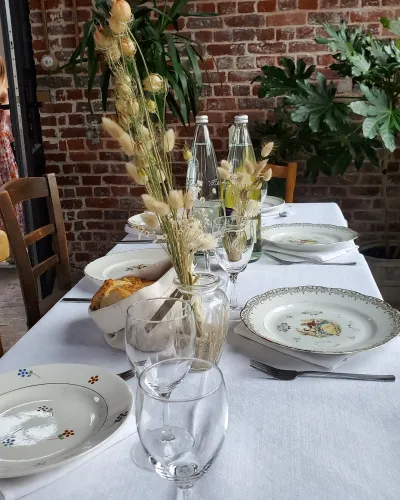 Table dressées avec fleurs et assiettes chinées