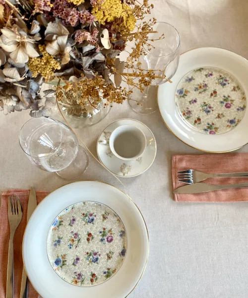 Table dressée avec assiettes et tasses chinées