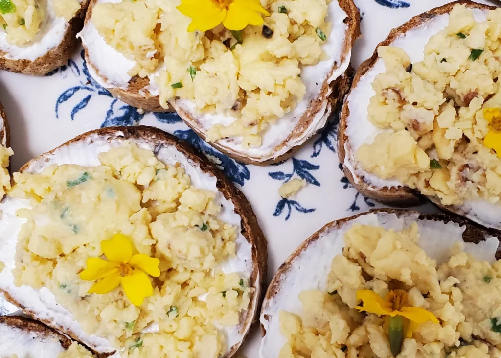 Tartines d'oeufs brouillés