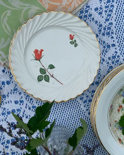 Assiette vintage avec une rose