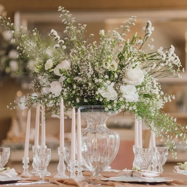 Table dressée avec fleurs et bougies