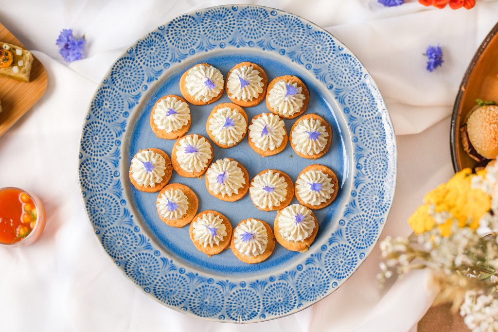 Belles bouchées colorées et fleuries pour un cocktail Bonsigne