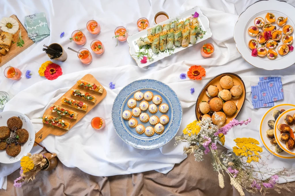 Buffet avec mini burgers, bouchées, rouleaux de printemps